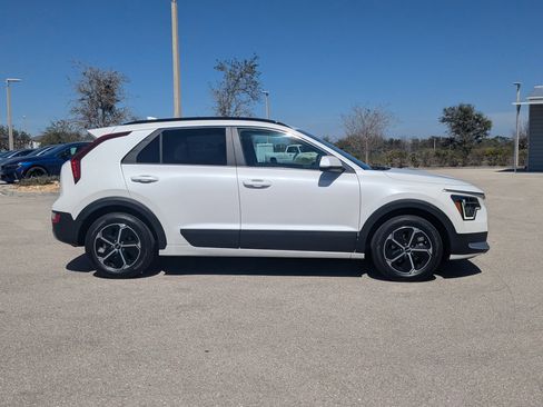 Used 2024 Kia Niro LX image 3