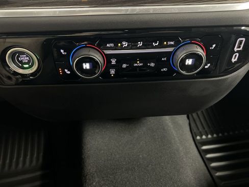 Used 2022 Chevrolet Silverado 1500 LT AWD/4WD image 16