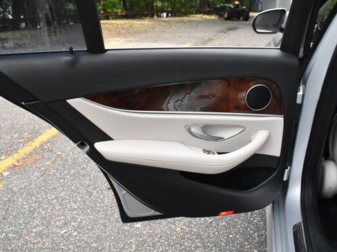 Used 2019 Mercedes-Benz E 300 4MATIC w/ Convenience Package image 27