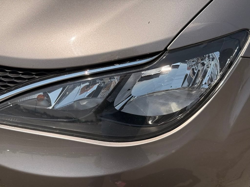 Used 2017 Chrysler Pacifica Touring w/ Tire & Wheel Group FWD image 11