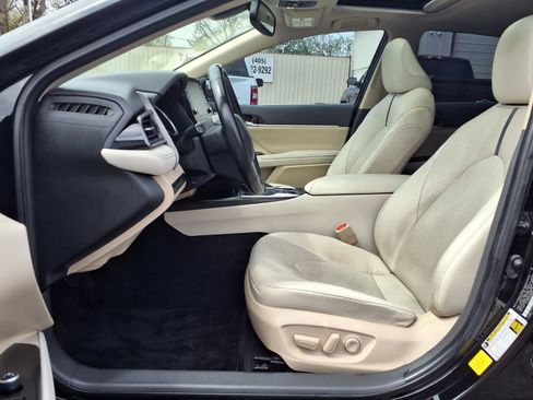 Used 2021 Toyota Camry XLE w/ Navigation Upgrade Package image 12