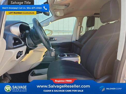 Used 2021 Chrysler Pacifica Touring FWD image 9
