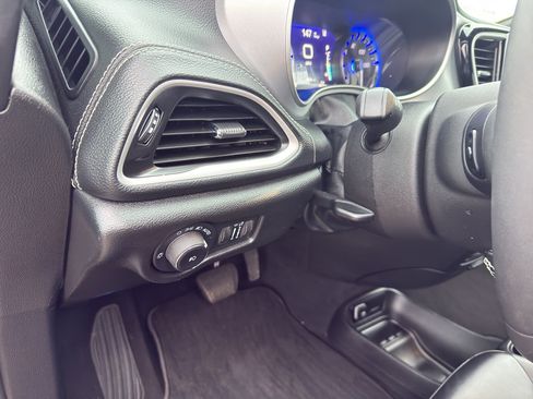 Used 2024 Chrysler Pacifica Touring-L w/ Uconnect Theater Family Group image 14