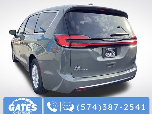 Used 2023 Chrysler Pacifica Touring-L image 7