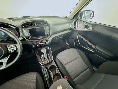 Used 2025 Kia Soul LX w/ LX Technology Package FWD image 11
