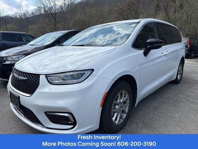 Used 2025 Chrysler Pacifica Select