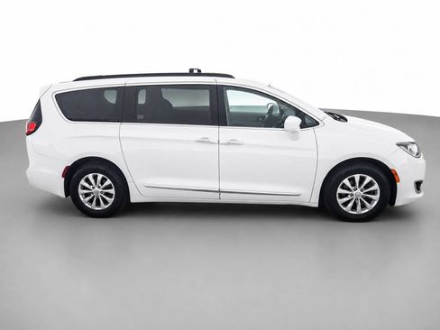 Used 2017 Chrysler Pacifica Touring-L FWD image 4