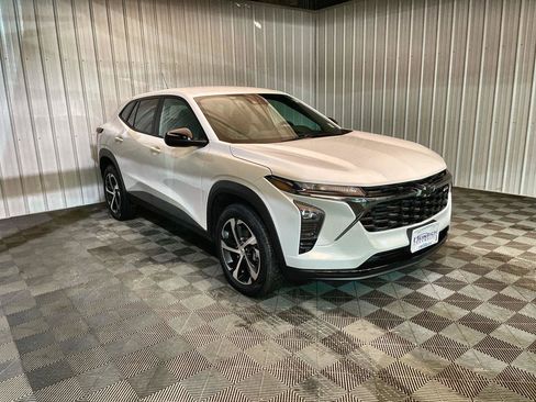 Used 2024 Chevrolet Trax RS w/ Driver Confidence Package image 2