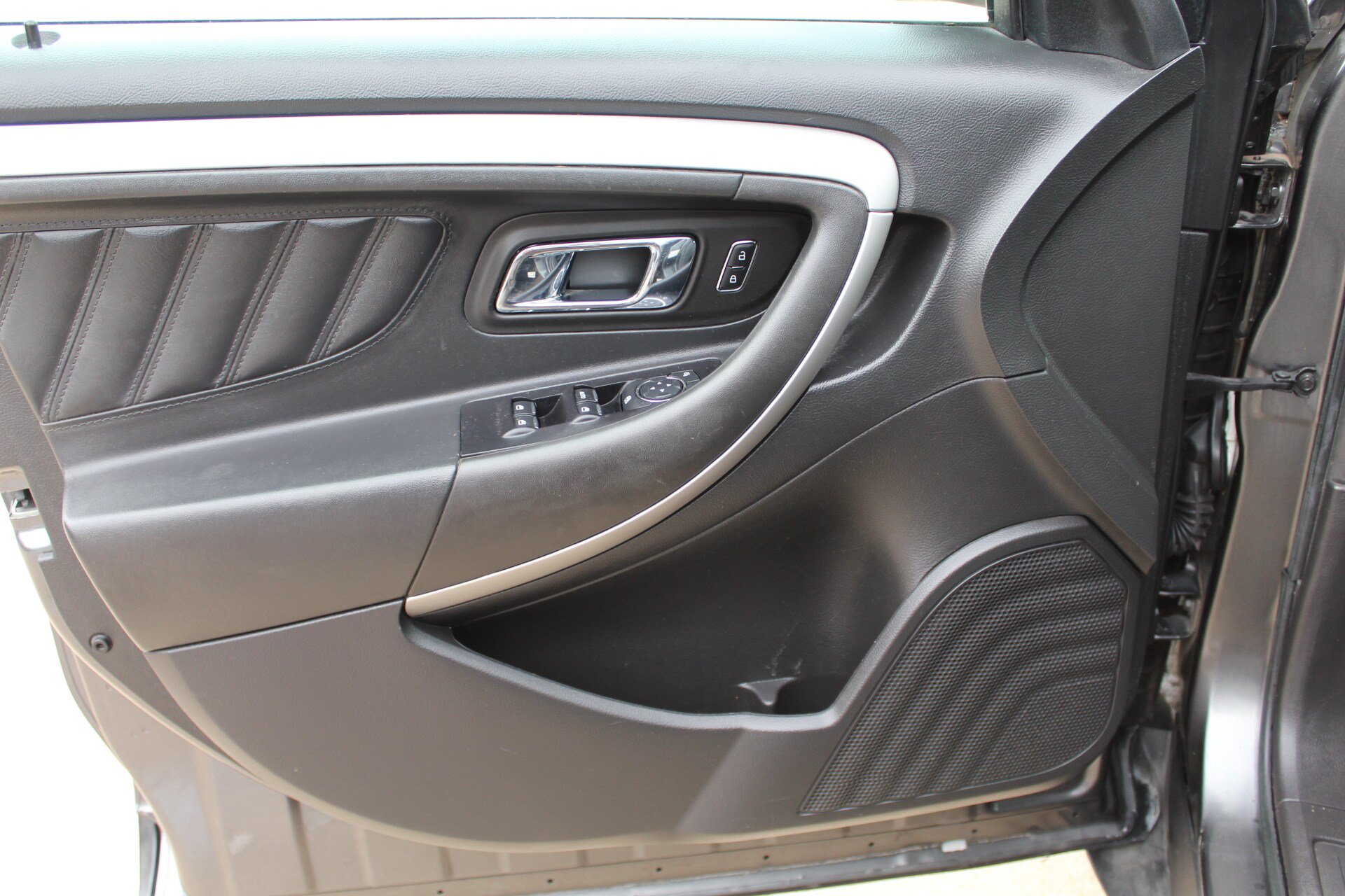 Used 2018 Ford Taurus SEL w/ Equipment Group 201A FWD image 25