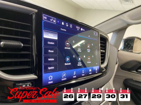 Used 2024 Chrysler Pacifica Touring-L image 31