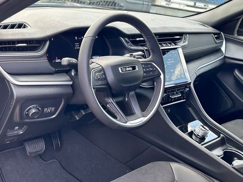 New 2024 Jeep Grand Cherokee Altitude image 32