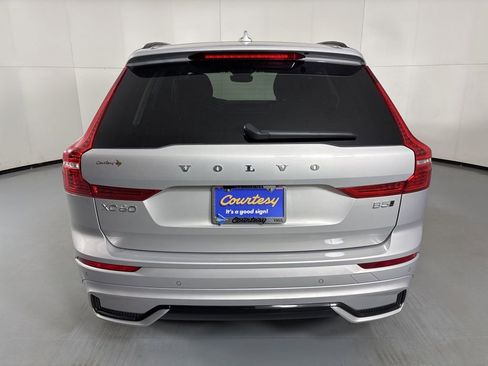 Used 2025 Volvo XC60 B5 Core image 7