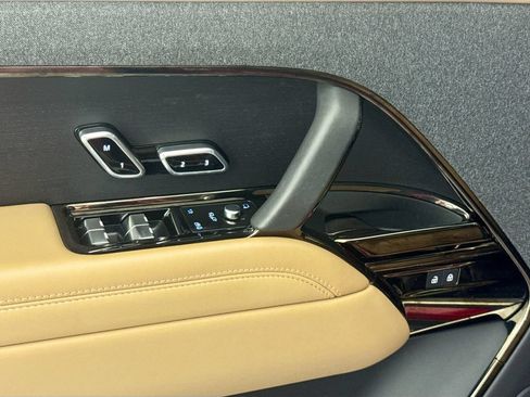 Used 2024 Land Rover Range Rover Sport SE AWD/4WD image 18