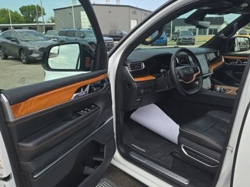 Used 2024 Jeep Grand Wagoneer L Series III AWD/4WD image 12