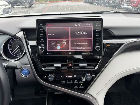 Used 2021 Toyota Camry XLE w/ Navigation Upgrade Package image 21