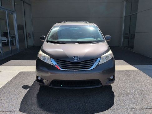 Used 2012 Toyota Sienna XLE image 9