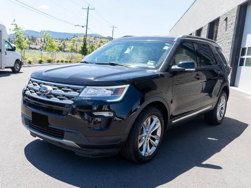 Used 2018 Ford Explorer XLT w/ Equipment Group 202A AWD/4WD image 3