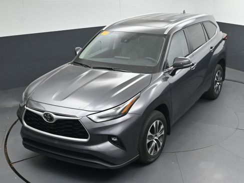 Certified 2024 Toyota Highlander XLE image 32