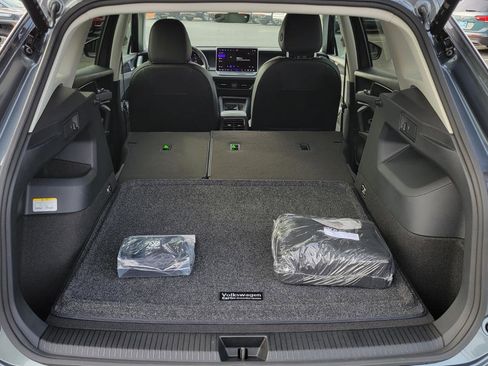 Certified 2025 Volkswagen Tiguan SE image 46