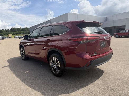 Used 2022 Toyota Highlander XLE FWD image 4