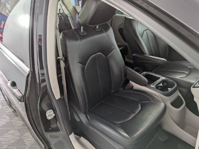 Used 2023 Chrysler Pacifica Touring-L FWD image 30