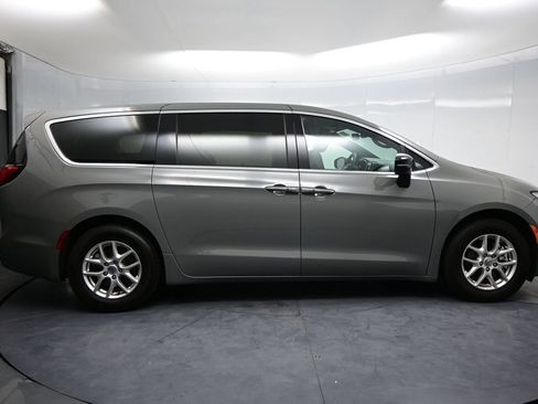 Used 2025 Chrysler Pacifica Select FWD image 4