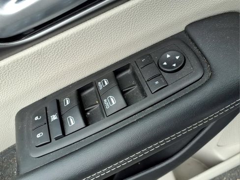 Used 2024 Chrysler Pacifica Touring-L FWD image 15