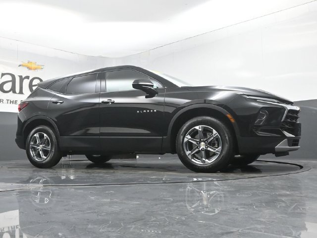 Used 2024 Chevrolet Blazer LT FWD image 2
