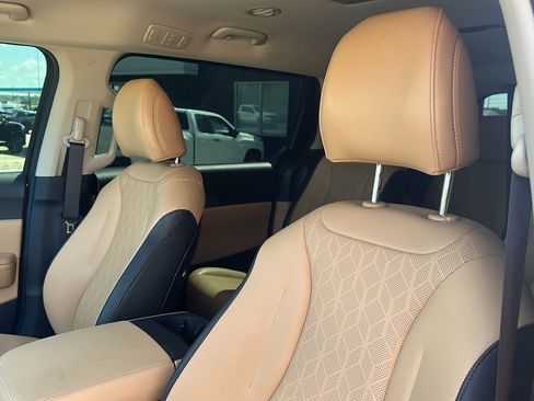 Used 2024 Kia Carnival LX image 14