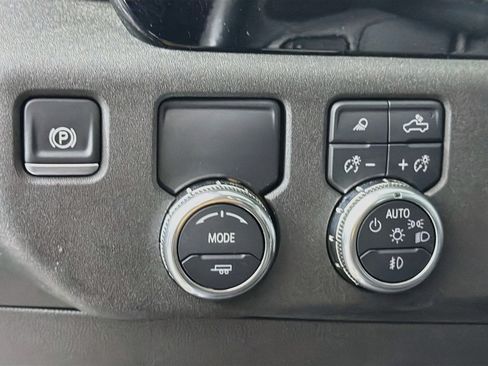 Used 2025 GMC Sierra 1500 SLT RWD image 17