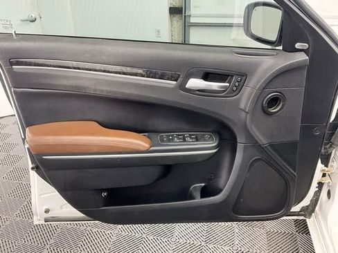 Used 2018 Chrysler 300 Limited image 15