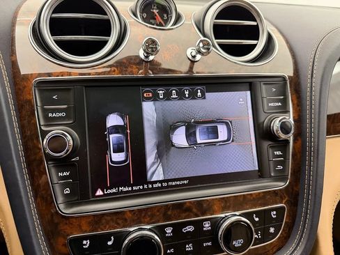 Used 2017 Bentley Bentayga AWD/4WD image 26