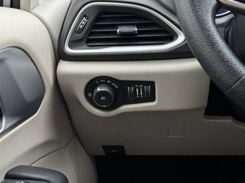 Used 2019 Chrysler Pacifica Touring Plus FWD image 35