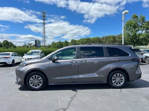 Used 2024 Toyota Sienna XLE w/ XLE Plus Package FWD image 12