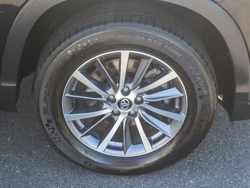 Used 2018 Toyota Highlander XLE w/ Carpet Mat Package (TMS) FWD image 12