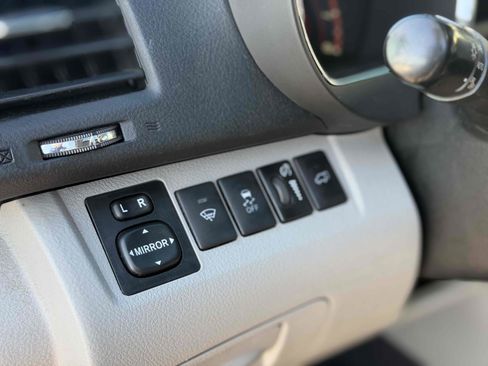 Used 2012 Toyota Highlander SE w/ Tow Pkg FWD image 19