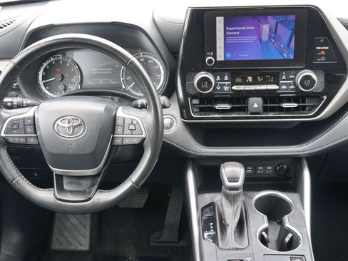 Used 2023 Toyota Highlander LE AWD/4WD image 25
