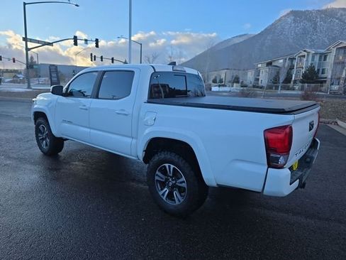 Used 2017 Toyota Tacoma 2WD Double Cab image 5