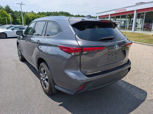 Used 2021 Toyota Highlander XLE AWD/4WD image 3