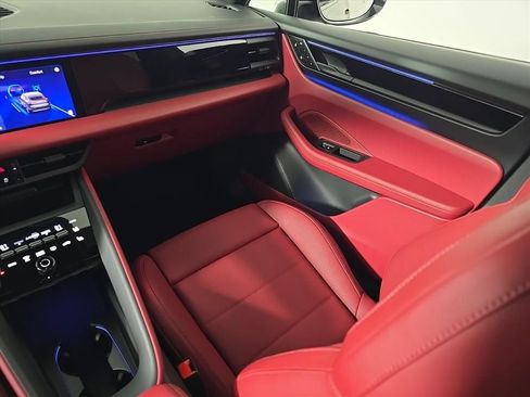 Certified 2025 Porsche Macan 4S Electric AWD/4WD image 24