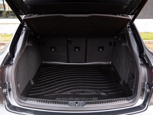 Certified 2024 Porsche Macan AWD/4WD image 28