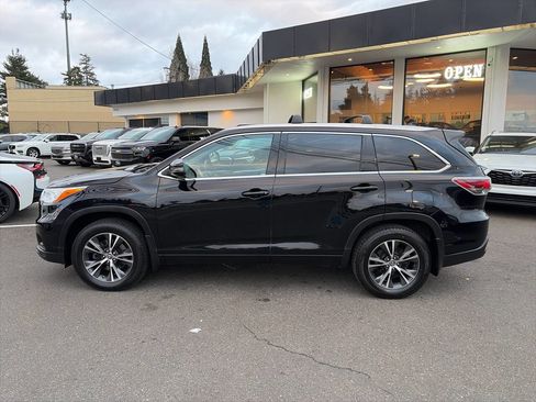 Used 2016 Toyota Highlander XLE image 2