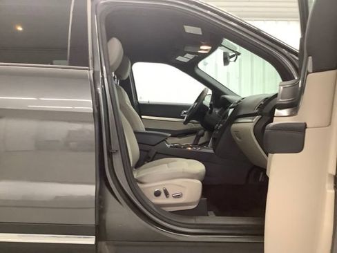 Used 2018 Ford Explorer XLT FWD image 12