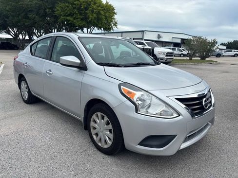 Used 2019 Nissan Versa SV FWD image 3
