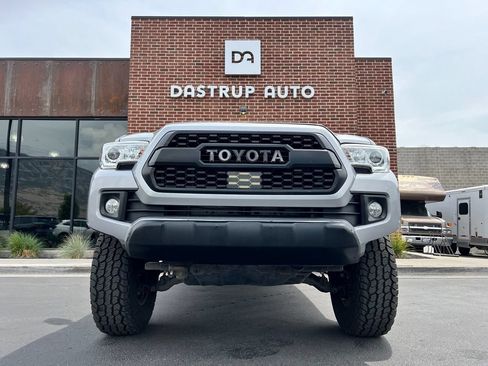 Used 2018 Toyota Tacoma TRD Off-Road AWD/4WD image 2
