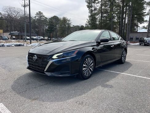 Used 2024 Nissan Altima 2.5 SV image 2