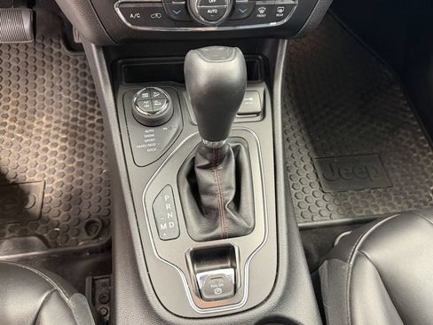 Used 2020 Jeep Cherokee Trailhawk w/ Cold Weather Group AWD/4WD image 19