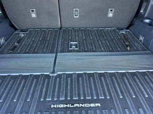 Used 2022 Toyota Highlander LE AWD/4WD image 18