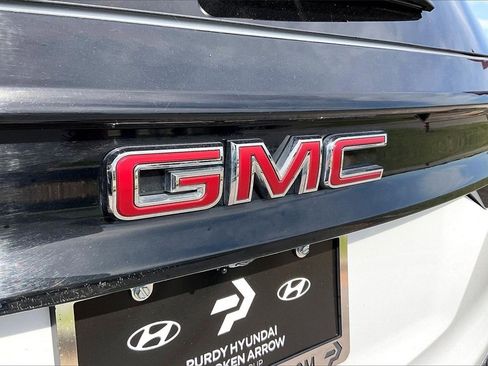 Used 2024 GMC Acadia Elevation image 11