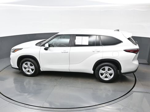 Used 2024 Toyota Highlander LE AWD/4WD image 35